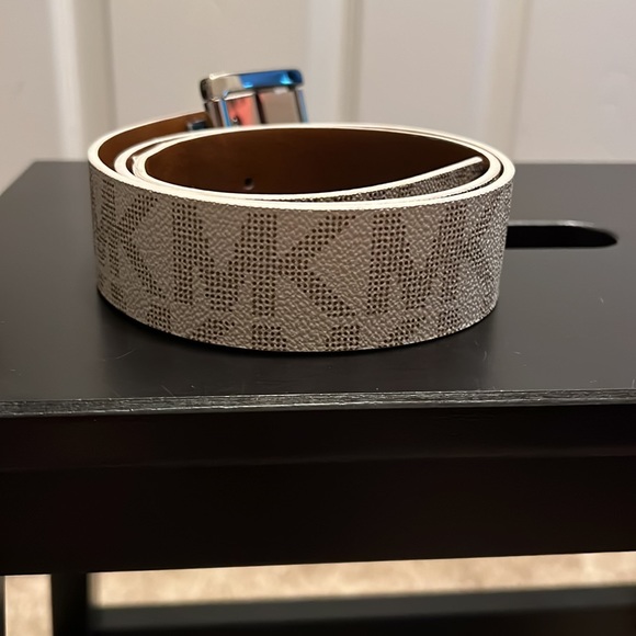 Reversible Michael Kors White Logo Belt - Picture 2 of 6